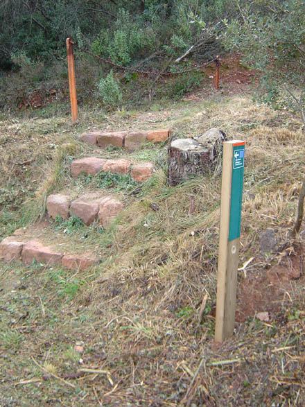 Construcció d’esglaons de pedra i instal·lació de senyalització. Novembre 2007