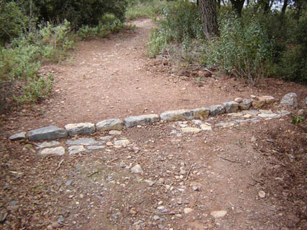 Construcció de passos de pedra per a l'eliminació de les aigües. Novembre 2007