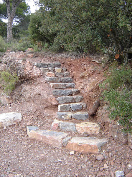 Construcció d’esglaons de pedra en zones de pendent accentuada. Novembre 2007