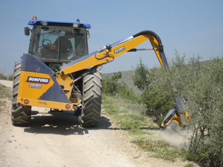 Tractor amb braç i capçal triturador. Maig 2008.